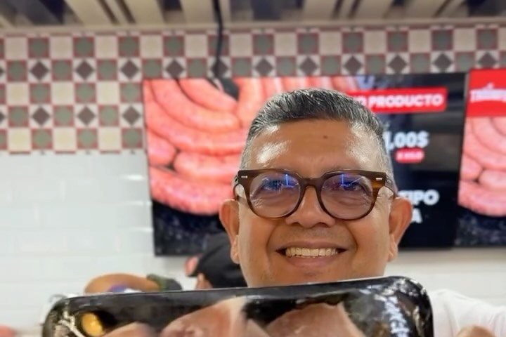 Personal de El Triunfo atendiendo en el mostrador