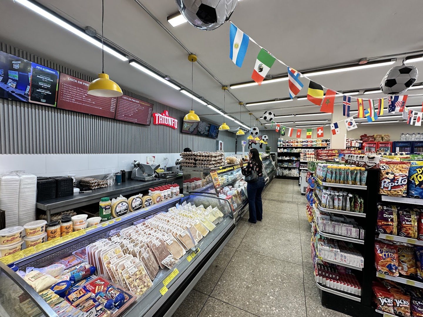 Vitrina de charcutería y pasillo de la tienda